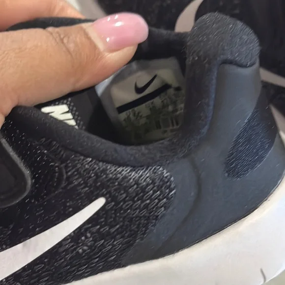 Nike Black and White Sneakers with Knit Upper and Sleek Design - Picture 4 of 5